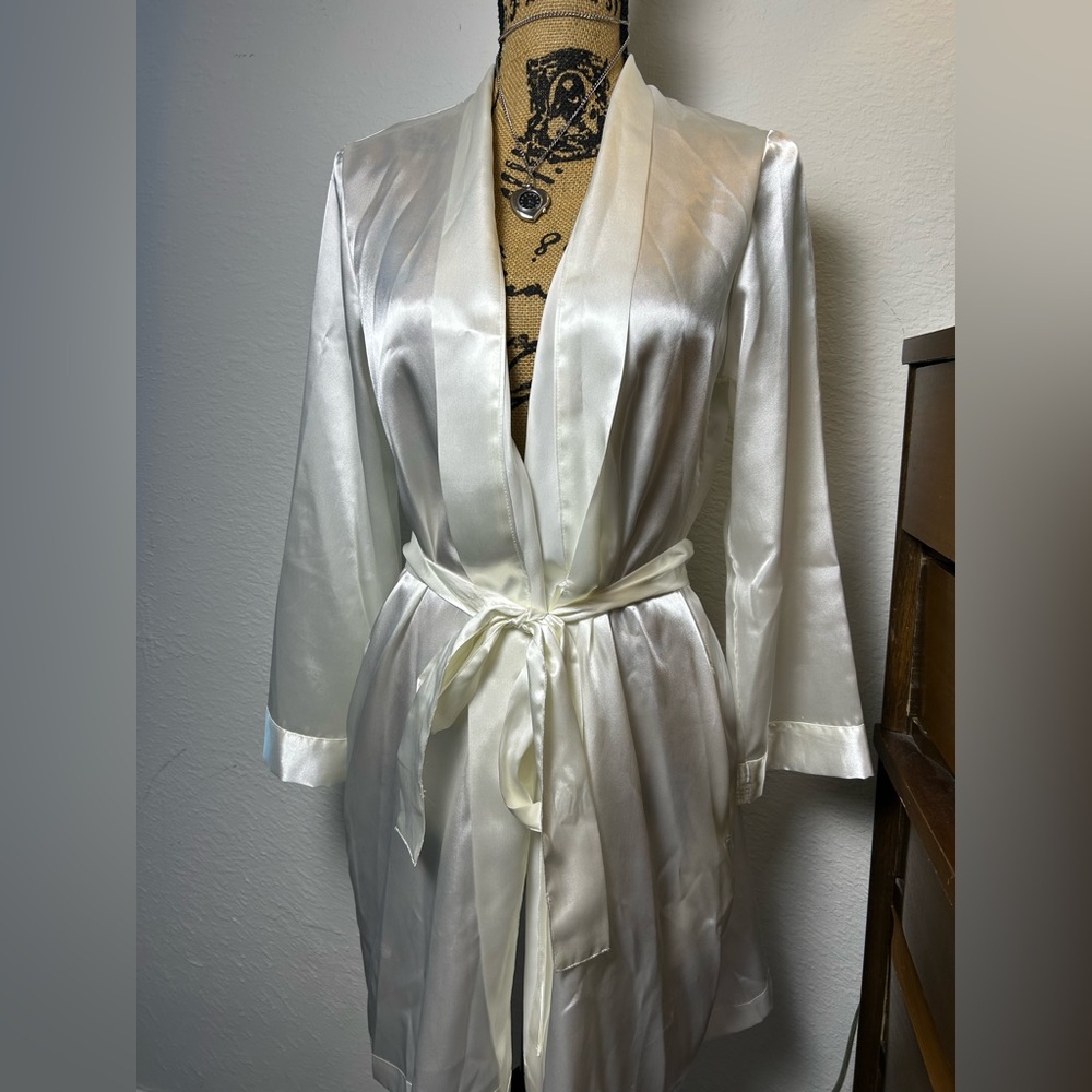 Morgan Taylor Intimate’s women’s white pearl satin sleepwear robe